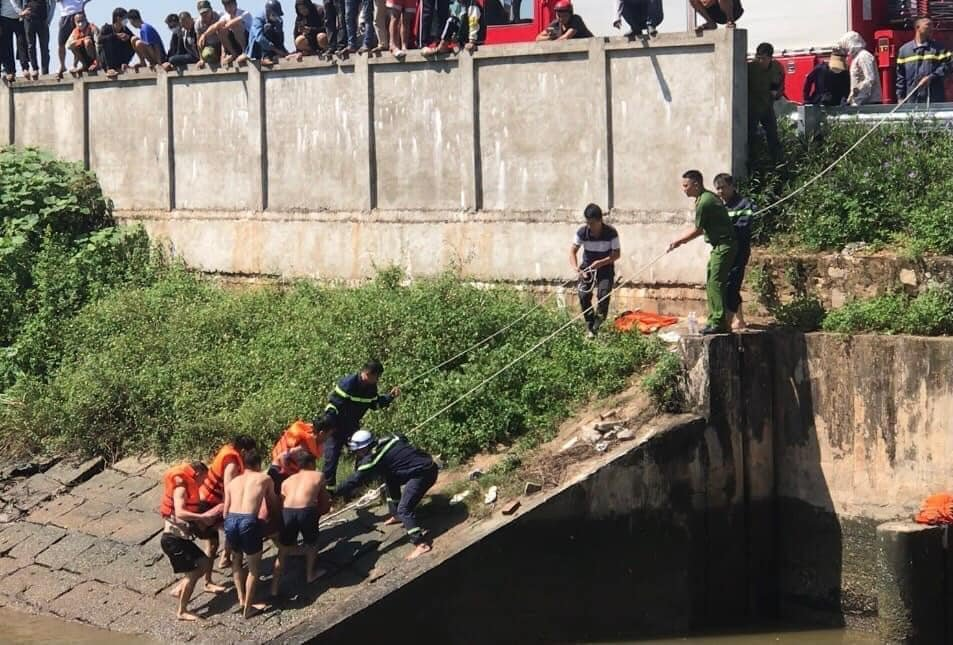 Đến khoảng 10h15 cùng ngày đã tìm thấy thi thể nạn nhân ở dưới cống.