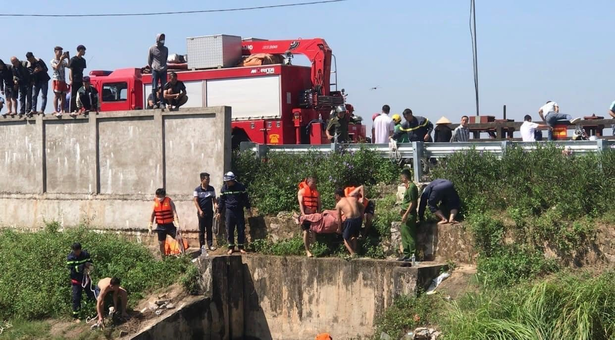 Hiện vụ phát hiện thi thể nam giới cùng chiếc xe máy dưới cống trạm bơm ở Hà Nội đang được cơ quan chức năng điều tra, làm rõ.