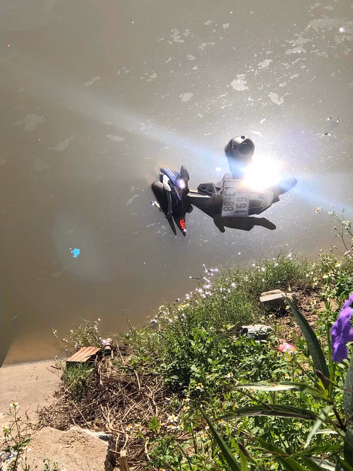 Ha Noi: Phat hien thi the nam gioi cung chiec xe may duoi cong