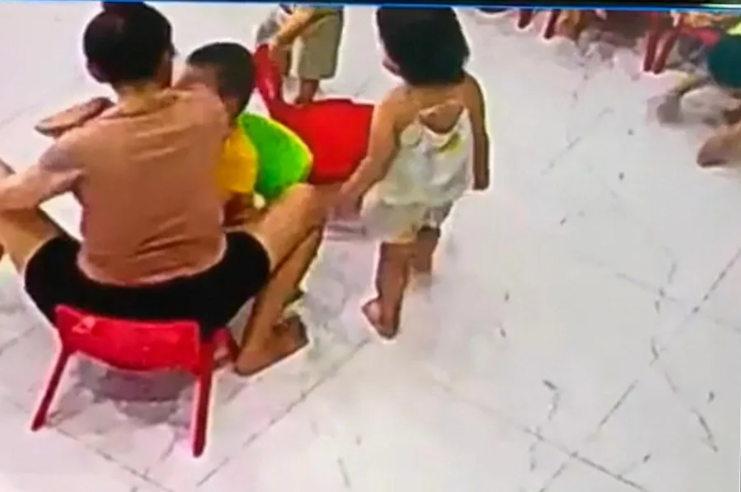  Xử phạt 15 triệu đồng cô giáo dùng cùi chỏ hăm dọa bé trai 3 tuổi: Chiều 15/10, ông Huỳnh Xuân Chính - Chủ tịch UBND huyện Phú Ninh, tỉnh Quảng Nam cho biết, Công an huyện đã có quyết định xử phạt vi phạm hành chính đối với cô N.T.N., giáo viên Trường Mầm non Hoa Mặt Trời, ở thị trấn Phú Thịnh số tiền 15 triệu đồng về việc dùng tay đánh vào mặt trẻ.