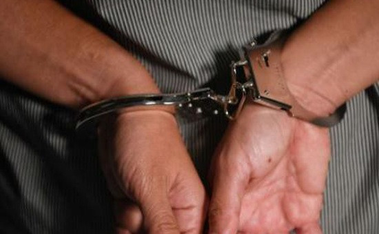  Phê chuẩn khởi tố, bắt Chủ tịch UBND thị trấn ở Hà Nam: Ngày 14/10, VKSND tỉnh Hà Nam đã phê chuẩn Quyết định khởi tố bị can, Lệnh bắt bị can để tạm giam, Lệnh khám xét chỗ ở, nơi làm việc đối với Nguyễn Trung Văn ( SN 1970, Giám đốc Trung tâm phát triển quỹ đất huyện Kim Bảng, nguyên Chủ tịch UBND thị trấn Ba Sao, huyện Kim Bảng). Ông Văn đã lạm dụng chức vụ, quyền hạn được giao lập, ký hợp đồng cho thuê đất nông nghiệp trái quy định của pháp luật. (Ảnh minh hoạ)