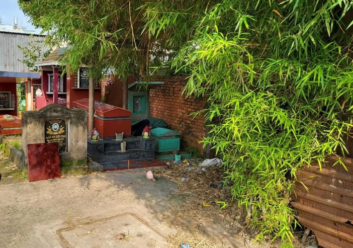  Người đàn ông nằm chết trên ngôi mộ: Sáng 15/10, người dân đi vào khu mộ trong hẻm 362 đường Phan Huy Ích, phường 12, quận Gò Vấp, TP HCM thì nhìn thấy ông Nguyễn Xuân Phong (SN 1976, trú phường 12, quận Gò Vấp) đang nằm ngửa trên một ngôi mộ nên lại kiểm tra. Tại đây họ phát hiện người đàn ông này đã chết nên hô hoán. Tuy nhiên xác minh nơi ở thì nạn nhân và gia đình không còn ở đây. Công an quận Gò Vấp thông báo ai là thân nhân của ông Phong thì tới cơ quan Công an trình báo. 