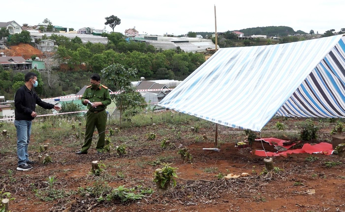 Kết quả khám nghiệm hiện trường, khám nghiệm tử thi xác định, nạn nhân là nữ đã tử vong và bị chôn giấu xác cách đây khoảng 3 tháng. Những cơn mưa lớn gần đây khiến lớp đất bề mặt vị trí chôn giấu nạn nhân bị xói mòn, làm lộ lên thi thể. (Ảnh Tiền Phong) 