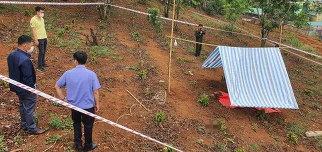 Để che giấu tội ác, trốn tránh sự trừng phạt của pháp luật và đánh lạc hướng cơ quan chức năng, ngay trong đêm, Đoàn Thanh Trí kéo xác vợ ra vườn cách nhà gần 100 mét đào hố chôn giấu phi tang. Những ngày sau đó, Trí tung tin vợ đã đi TP HCM làm nhân viên phục vụ cho một quán cà phê. (Ảnh Pháp luật và Bạn đọc) 