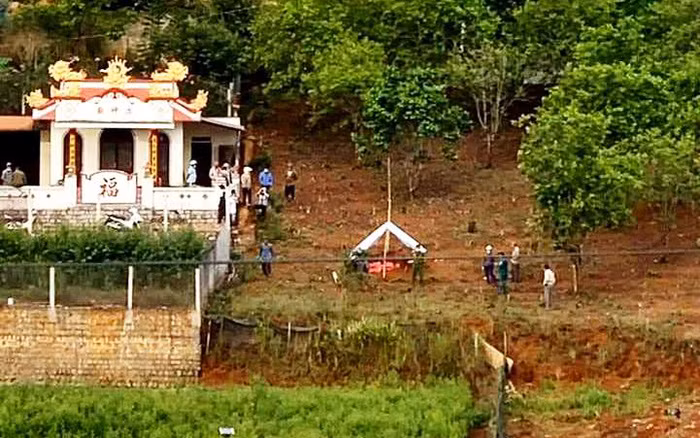 Tuy nhiên, những cuộc điện thoại gọi điện tới số của chị T. thì Trí không nghe máy mà chỉ nhắn tin trả lời với lý do đang bận làm việc. Những ngày lễ, tết, Đoàn Thanh Trí vẫn chở hai con (một trai và một gái) về nhà mẹ vợ ở Xuân Thành, phường 11, TP Đà Lạt chơi. (Ảnh Người lao động) 