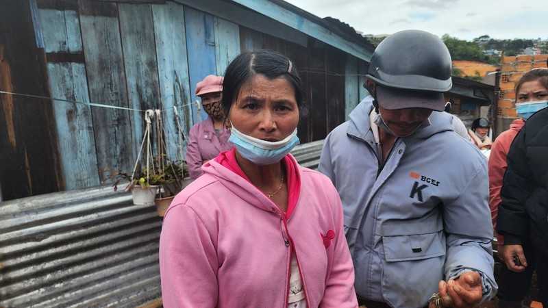 Không gọi điện được cho con gái trong thời gian dài, đã có thời điểm gia đình bà Phượng sinh nghi. Có lần bà Phượng tới nhà Trí để tìm hiểu sự việc nhưng không phát hiện ra điều gì nghi ngờ nên không tới cơ quan chức năng trình báo. (Mẹ nạn nhân T., nguồn ảnh Pháp luật và Bạn đọc) 