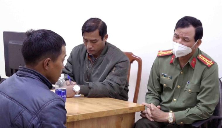 Tại cơ quan Công an, Trí cho rằng vợ là chị Trần Thị Kim T. “có người đàn ông khác”, tối ngày 11/12/2021, giữa Trí và vợ phát sinh mâu thuẫn, hai người cãi vã lớn tiếng. Khoảng 3h sáng 12/12/2021, trong cơn cuồng ghen, đối tượng này đã dùng dao đâm nhiều nhát vào người chị T. khiến nạn nhân tử vong tại chỗ.