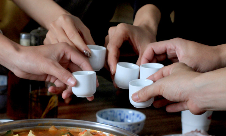 Suốt nhiều ngày đấu tranh, khai thác và củng cố chứng cứ, cuối cùng các điều tra viên cũng khiến Đoàn phải khai nhận về tội ác của mình. Đoàn khai, chiều 12/4/2019 anh ta có mời vài người khách về nhà ăn cơm, uống rượu. Sau khi khách về hết, nghe vợ nói mất một số tiền tiết kiệm nên Đoàn đứng dậy, đi ra phía bếp. (Ảnh minh họa, nguồn ảnh Internet) 