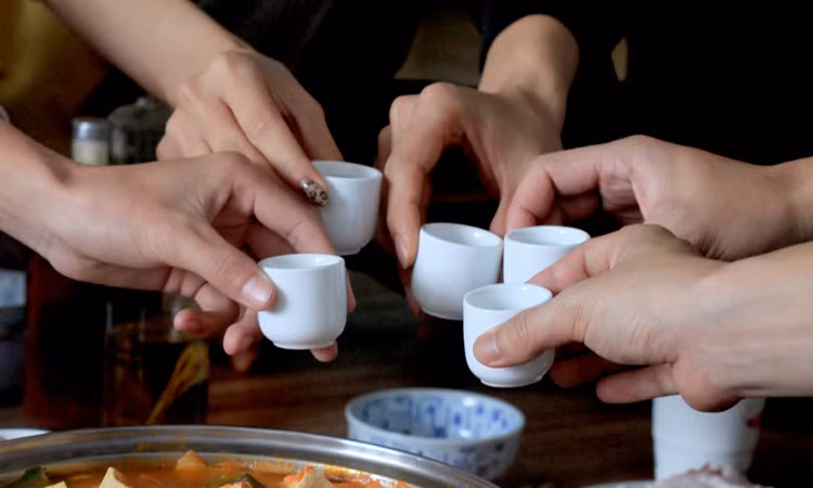 Suốt nhiều ngày đấu tranh, khai thác và củng cố chứng cứ, cuối cùng các điều tra viên cũng khiến Đoàn phải khai nhận về tội ác của mình. Đoàn khai, chiều 12/4/2019 anh ta có mời vài người khách về nhà ăn cơm, uống rượu. Sau khi khách về hết, nghe vợ nói mất một số tiền tiết kiệm nên Đoàn đứng dậy, đi ra phía bếp. (Ảnh minh họa, nguồn ảnh Internet) 