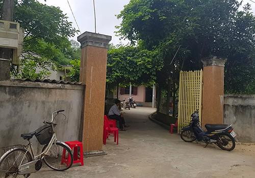 Qua thu thập và đánh giá toàn bộ thông tin, Công an huyện Cẩm Xuyên tin rằng việc cháu T. tử vong chắc chắn không thể là một tai nạn tự ngã như người nhà khai nhận. Một tổ trinh sát bí mật tiếp cận ngôi nhà mà cháu T. đang sinh sống cùng người cậu ruột. Khi quan sát căn bếp, các trinh sát nhận định với diện tích hẹp, không có đồ vật vướng víu thì việc cháu T. ngã tới mức gây ra vết thương nghiêm trọng như trên là khó có thể xảy ra, kể cả là trên tay cậu bé có cầm dao. (Ngôi nhà nơi xảy ra sự việc)