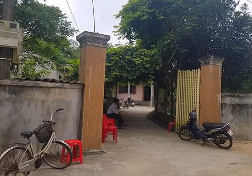 Qua thu thập và đánh giá toàn bộ thông tin, Công an huyện Cẩm Xuyên tin rằng việc cháu T. tử vong chắc chắn không thể là một tai nạn tự ngã như người nhà khai nhận. Một tổ trinh sát bí mật tiếp cận ngôi nhà mà cháu T. đang sinh sống cùng người cậu ruột. Khi quan sát căn bếp, các trinh sát nhận định với diện tích hẹp, không có đồ vật vướng víu thì việc cháu T. ngã tới mức gây ra vết thương nghiêm trọng như trên là khó có thể xảy ra, kể cả là trên tay cậu bé có cầm dao. (Ngôi nhà nơi xảy ra sự việc)