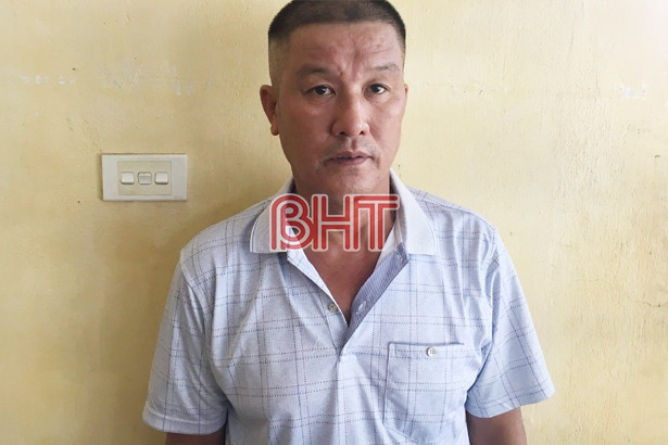 Khi Đoàn quay trở về nhà một cách rất "tự nhiên", công an đã có mặt và mời anh ta lên trụ sở để làm việc. Tất nhiên, Đoàn hoàn toàn bình thản và một mực khai nhận cháu T bị thương sau đó tử vong là do tự ngã trong nhà bếp. Bản thân vợ Đoàn, khi làm việc với công an cũng khai như thế. (Ảnh Báo Hà Tĩnh) 