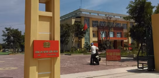 Bác sĩ quyết định gọi điện để báo lại những nghi vấn về hiện trạng của cháu cho Công an huyện Cẩm Xuyên. Tiếp nhận tin báo, Công an huyện Cẩm Xuyên đã lập tức vào cuộc. (Nguồn ảnh: Internet)