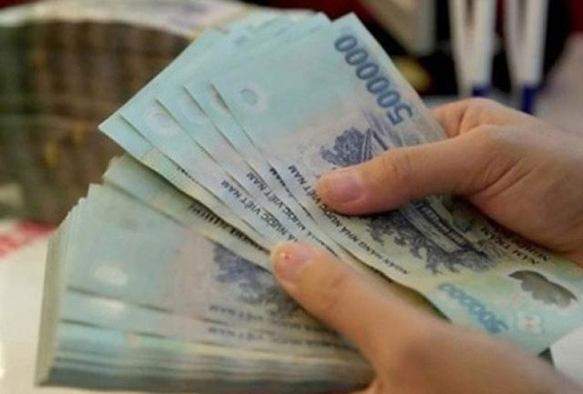 Lúc này, cháu T. đang làm việc nhà, Đoàn tra hỏi cháu về việc mất tiền. Cháu T. không nhận. Bực tức, Đoàn vớ con dao và dọa nếu cháu T. không trả anh ta sẽ chém. Cháu T. một lần nữa phủ nhận. Tức thì, Đoàn vung tay chém một nhát vào vùng đầu, mặt cháu T. Cháu T. chỉ kịp kêu lên một tiếng và ngã vật ra đất. Vợ Đoàn đang ở phía vườn nhà, nghe tiếng động chạy vào thì đã thấy T. nằm bất động bên vũng máu. (Ảnh minh họa, nguồn ảnh Internet)