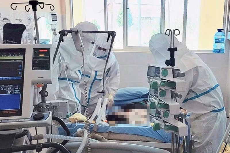 Một khó khăn khác lại xảy đến, mặc dù cháu T. được kết luận đã chết não, bệnh viện cho về để lo "hậu sự", nhưng gia đình muốn để thêm vài ngày, đợi người thân từ miền Nam ra. Tình huống này khiến lực lượng công an không thể tiếp cận thi thể nhằm giám định, xác minh các thương tích của cháu T. (Ảnh minh họa, nguồn ảnh Internet) 