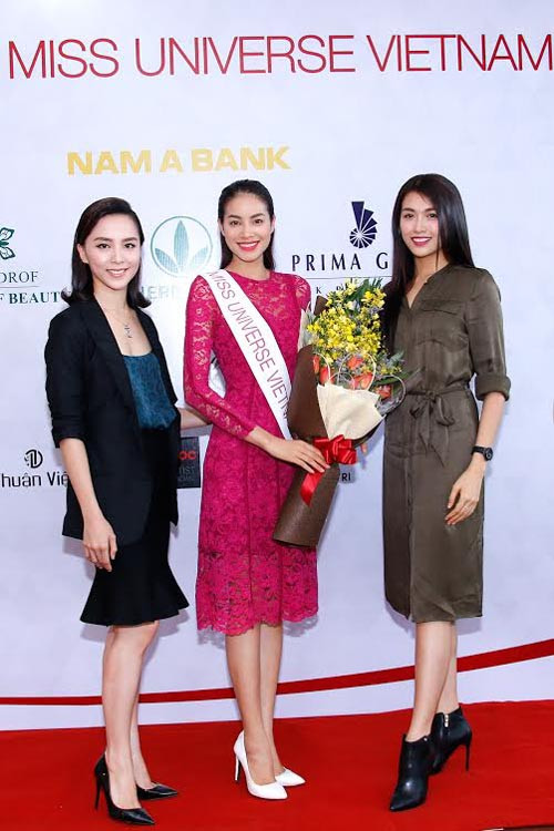 Có mặt tại buổi lễ trao thư mời, Á hậu 2 Hoàn vũ Việt Nam 2015 Lệ Hằng cũng đã mang hoa đến chúc mừng Phạm Hương và chúc chị sẽ thể hiện thật tốt ở cuộc thi sắp tới. Lệ Hằng tin tưởng vào kinh nghiệm “chinh chiến” cộng với nhan sắc ở độ “chín” của Phạm Hương sẽ mang về thành tích tốt cho Việt Nam tại đấu trường Hoa hậu Hoàn vũ năm nay. 