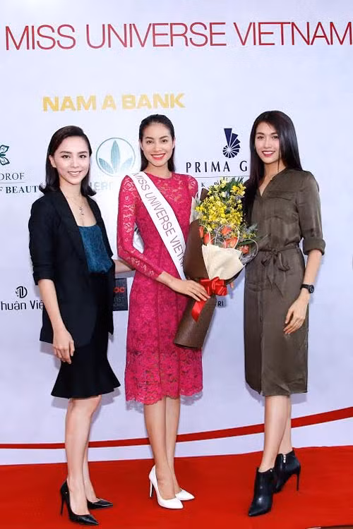 Có mặt tại buổi lễ trao thư mời, Á hậu 2 Hoàn vũ Việt Nam 2015 Lệ Hằng cũng đã mang hoa đến chúc mừng Phạm Hương và chúc chị sẽ thể hiện thật tốt ở cuộc thi sắp tới. Lệ Hằng tin tưởng vào kinh nghiệm “chinh chiến” cộng với nhan sắc ở độ “chín” của Phạm Hương sẽ mang về thành tích tốt cho Việt Nam tại đấu trường Hoa hậu Hoàn vũ năm nay. 