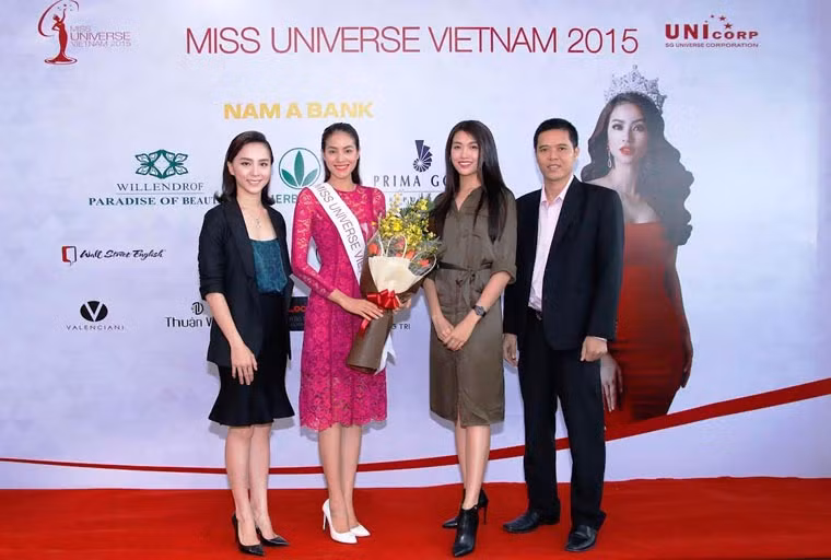 Cũng trong buổi trao thư mời, đại diện công ty Hoàn vũ Sài Gòn (Unicorp) ông Trần Ngọc Nhật ( Đồng trưởng ban tổ chức cuộc thi Hoa hậu Hoàn vũ Việt Nam 2015) đã chính thức trao giấy quyết định cấp phép dự thi quốc tế cho Phạm Hương từ Cục Nghệ thuật Biểu diễn. 