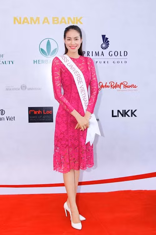 Hoa hậu Hoàn vũ Việt Nam 2015 Phạm Hương sẽ chính thức lên đường dự thi Hoa hậu Hoàn vũ 2015 vào ngày 1/12 tới đây. Cuộc thi quy tụ hơn 80 người đẹp từ khắp năm châu và là tâm điểm chú ý của hàng triệu khán giả trên toàn thế giới. Chiếc vương miện danh giá nhất sẽ tìm được người sở hữu vào đêm 20/12 tại nhà hát Planet Hollywood, Nevada, Mỹ. 