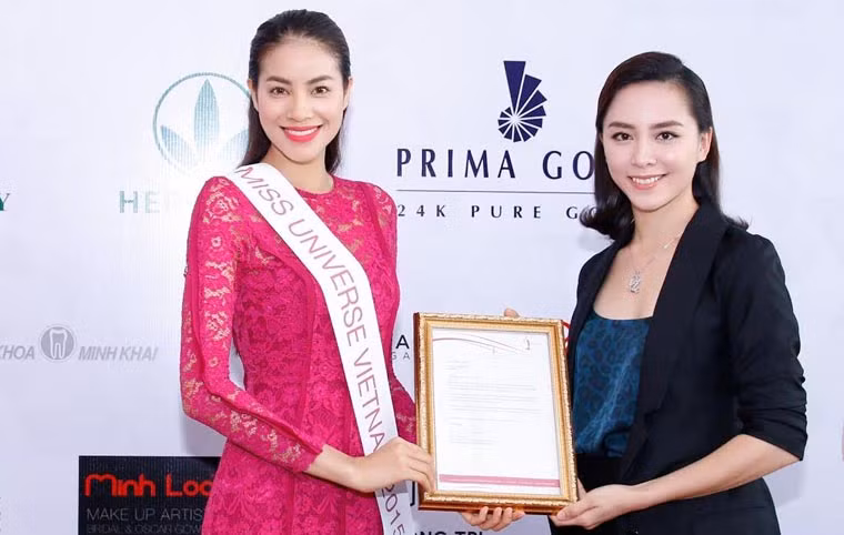 Thien Ly trao giay moi cho Pham Huong thi HHHV the gioi