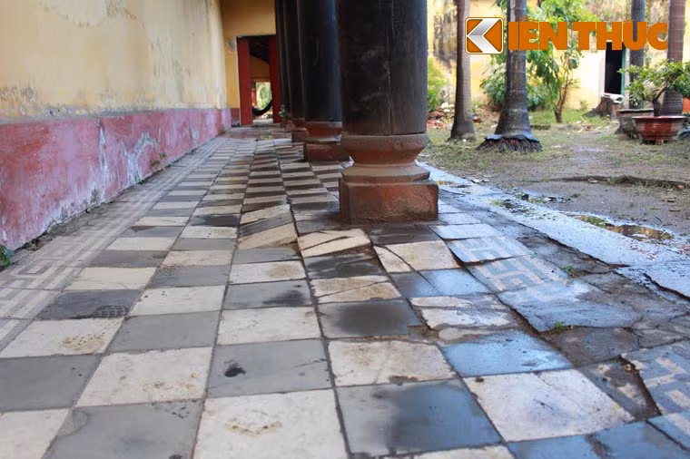 Hầu hết các nhà ở đây đều cao hơn chùa do đã nâng nền khiến chùa trở thành một nơi trũng thấp. Chưa kể khu vực đất chùa bị lấn chiếm, xây tường, bít chặn hết các kênh rạch cùng hệ thống thoát nước khiến chùa trở thành “ốc đảo” mỗi khi mùa mưa tới...