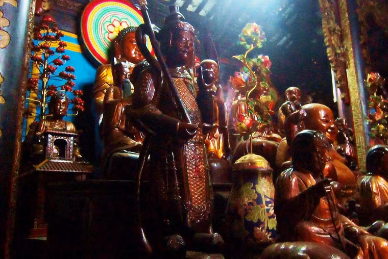 Đây là một trong những ngôi chùa cổ còn lưu giữ được các tượng thờ có giá trị nghệ thuật độc đáo về điêu khắc, chạm lộng cùng nhiều di vật quý từ cuối thế kỷ 19. Hiện ở chùa có 153 tượng bằng gỗ, 60 phù điêu, 128 câu đối cùng nhiều đồ vật giá trị lịch sử khác. Thế nhưng, tất cả đang bị đe dọa nghiêm trọng bởi ẩm mốc và mối mọt.