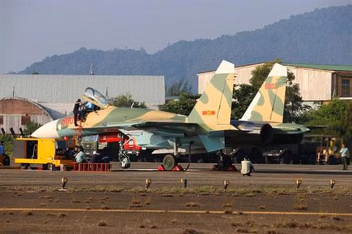 Còn ở trong nước, Nhà máy A32 cũng hoàn tất công tác đại tu đối với chiếc Su-27SK số hiệu 6002, máy bay đã trở về đội hình trực ban chiến đấu của Trung đoàn không quân 925, giúp đơn vị có đủ số lượng để thực hiện nhiệm vụ.
