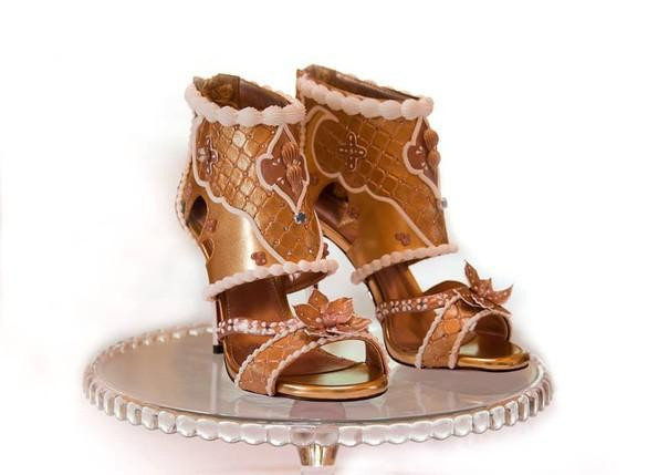 Nhung doi giay duoc lam tu vang, kim cuong, gia hang trieu do-Hinh-3