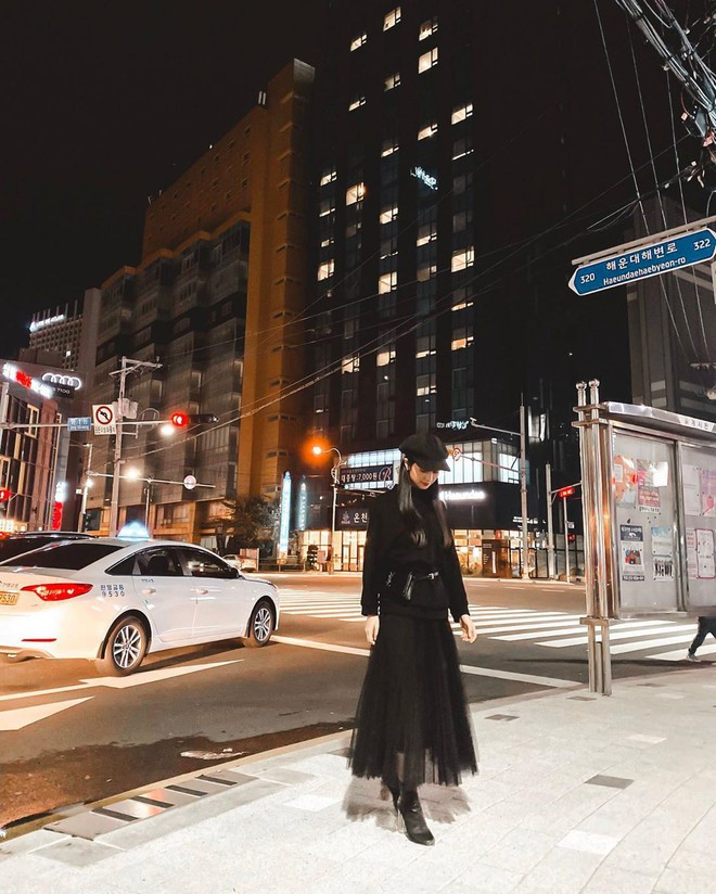 Nếu theo dõi trang cá nhân của nữ diên viên trẻ, bạn sẽ nhận ra cô hay phối đồ với 2 tông đen - trắng. Một chiếc áo len cao cổ phối cùng váy maxi xuyên thấu và đôi boots giúp Jun Vũ giữ được ấm mà vẫn toát lên vẻ cá tính. Chiếc túi đeo hông sành điệu góp phần nâng tầm cho cả set đồ.