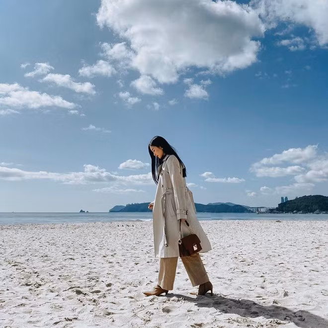 Công thức phối đồ theo tông nâu trở thành trào lưu những năm gần đây. Jun Vũ đã khéo léo chọn đồ theo cách chơi màu đậm nhạt. 9X diện áo khoác màu be, quần nâu sữa, giày nâm đậm và chiếc túi là điểm kết với tông sẫm nhất. Bởi vậy, cô được cho là một trong những hot girl Việt có gu thời trang đơn giản nhưng vẫn toát lên được thần thái sang chảnh. "Cô ấy dù có mặc cái gì cũng đẹp thôi" là lời bình luận của tài khoản biiiajun.