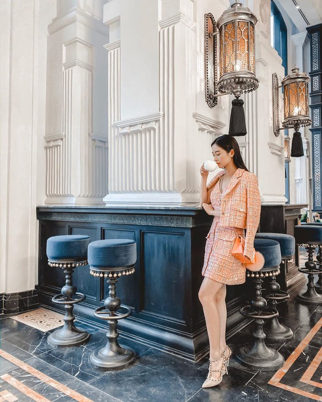 Trong các sự kiện gần đây, nữ diễn viên gây chú ý khi chọn trang phục nhã nhặn, "kín cổng cao tường". Chiếc đầm và áo khoác bằng chất liệu tweed làm nổi bật được vẻ đẹp sang trọng cho người mặc.