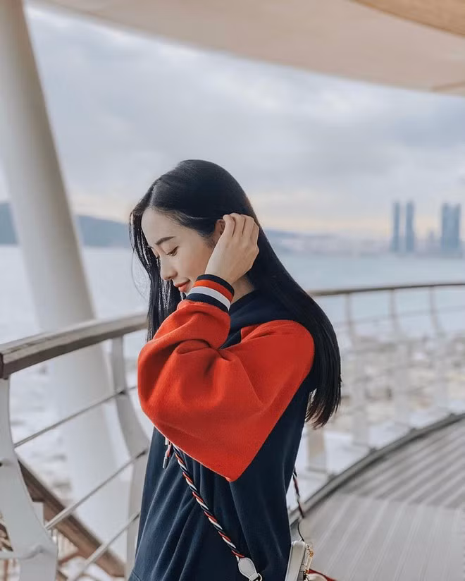 Chiếc áo hoodies nổi bật đến từ thương hiệu Tommy Hilfiger là món đồ quen thuộc của 9X trong chuyến đi Busan. Để tổng thể trở nên hài hòa, cô đã đeo túi có dây đồng điệu và giày Gucci giá khoảng 700 USD.