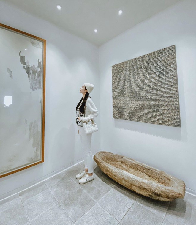 Vì sở hữu thân hình nhỏ nhắn, thon gọn, set đồ trắng cũng không thể dìm được diễn viên Tháng năm rực rỡ. 9X diện áo sweater của Moschino phối cùng quần legging. Để thêm phần cá tính, cô không quên mang theo mũ len dồng điệu. Trong set đồ đơn sắc, đôi giày sneakers Saint Laurent có giá 576 USD và chiếc túi Lady Dior gây chú ý cho fan.