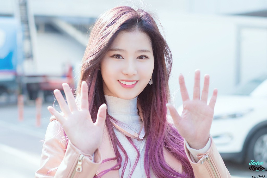 Cô được biết đến là một trong những thành viên sở hữu lượng fan đông đảo nhất nhóm, đặc biệt là phái nam. Với vẻ đẹp vừa ngây thơ vừa quyến rũ, Sana luôn nhận được sự chào đón nồng nhiệt mỗi khi biểu diễn tại quân đội. Bên cạnh đó, nữ ca sĩ sinh năm 1996 còn được nhận xét là “vitamin vui vẻ” của TWICE bởi sự tươi tắn, trong sáng và tính cách cởi mở, thân thiện. Các thành viên trong nhóm đều thừa nhận rằng Sana luôn là người truyền năng lượng tích cực cho mọi người xung quanh.