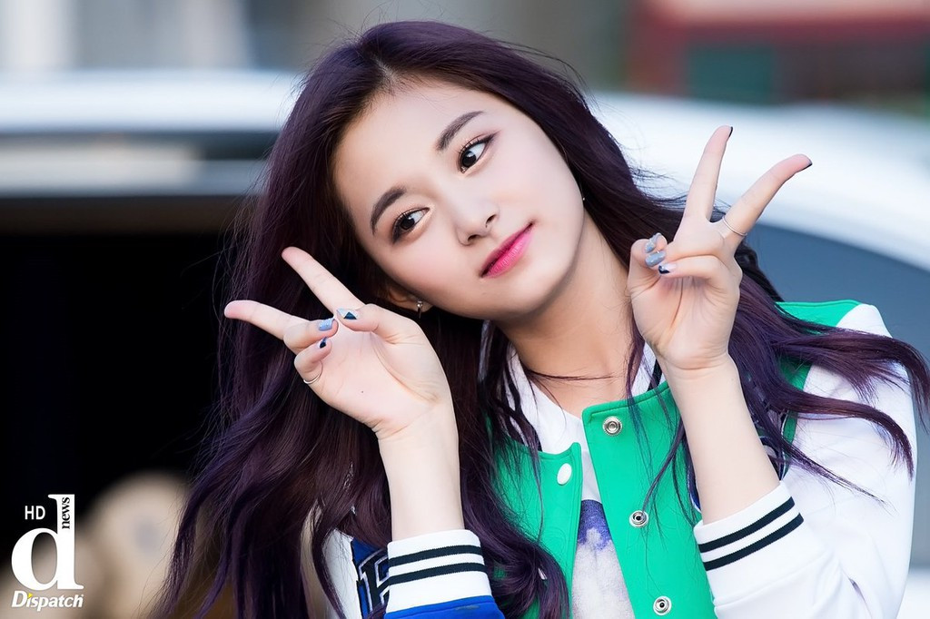 Qua việc tham gia các show truyền hình thực tế, sân khấu âm nhạc và hàng loạt sự kiện quảng bá, nữ ca sĩ sinh năm 1999 nhanh chóng trở thành gương mặt được săn đón khắp Hàn Quốc. Đến nay, mức độ phổ biến của cô đã lan rộng sang các lĩnh vực khác như giáo dục, kinh tế, chính trị, quân đội…