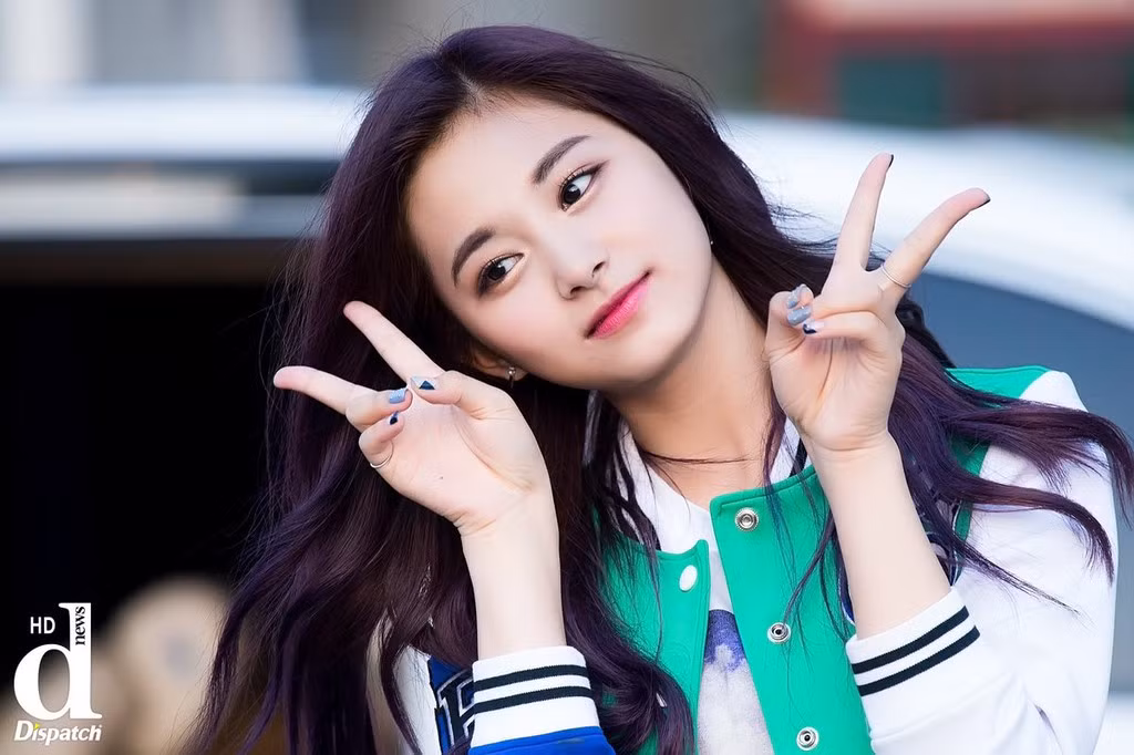 Qua việc tham gia các show truyền hình thực tế, sân khấu âm nhạc và hàng loạt sự kiện quảng bá, nữ ca sĩ sinh năm 1999 nhanh chóng trở thành gương mặt được săn đón khắp Hàn Quốc. Đến nay, mức độ phổ biến của cô đã lan rộng sang các lĩnh vực khác như giáo dục, kinh tế, chính trị, quân đội…