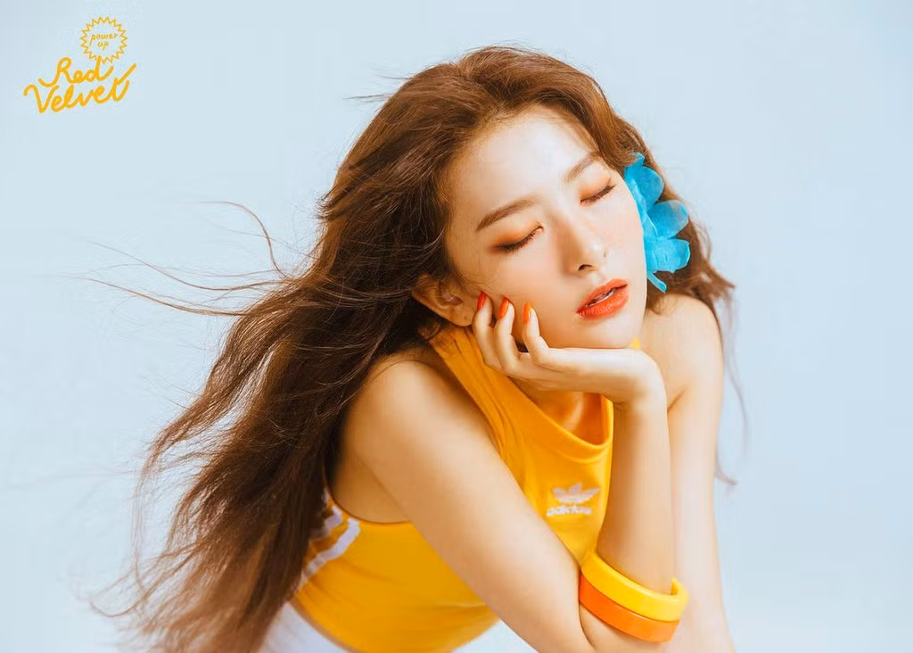 Seulgi (Red Velvet): Sự hòa quyện giữa hình ảnh mạnh mẽ trên sân khấu và sự chân thành, nhiệt huyết đời thường đã tạo nên một Seulgi được khán giả ở mọi lứa tuổi, giới tính yêu mến. Nữ idol nhà SM được đánh giá là một trong số ít gương mặt nổi trội cả ngoại hình lẫn tài năng. Nhiều khán giả cho rằng nữ ca sĩ đảm nhận vai trò là “xương sống” của cả nhóm khi là vũ công chính nhưng lại có giọng hát nội lực không kém ca sĩ chính Wendy.