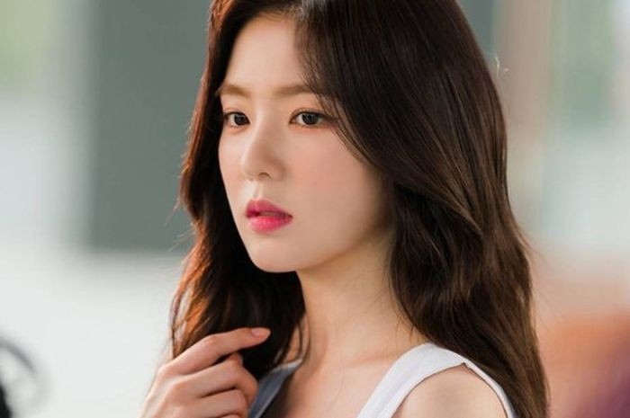 Sự xuất hiện của Irene luôn nhận được sự hưởng ứng nồng nhiệt của khán giả. Nữ thần tượng 28 tuổi chinh phục trái tim người hâm mộ nhờ vẻ đẹp vừa kiêu sa, đài các vừa thanh lịch, quyến rũ. Những đường nét trên gương mặt của Irene đều hợp với thị hiếu của người Hàn.