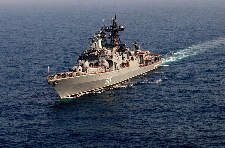 Hệ thống tên lửa phòng không tầm ngắn 3K95 Kinzhal SA-N-9 có tầm bắn 12.000 m, độ cao diệt mục tiêu 10 - 6.000 m; tổ hợp pháo - tên lửa kết hợp Kashtan (SA-N-11) có tầm bắn 500 - 8.000 m kết hợp cùng pháo cao tốc AK-630 tạo ra lớp lá chắn tin cậy.