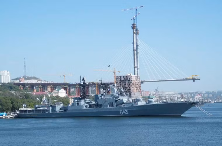 Chức năng chính là chống ngầm nên thiết bị đáng chú ý nhất của Nguyên soái Shaposhnikov dĩ nhiên là thiết bị định vị thủy âm (sonar) đồ sộ Polinom khối lượng 800 tấn, có thể phát hiện tàu ngầm, ngư lôi ở khoảng cách lên tới 40 - 50 km trong điều kiện thủy văn thuận lợi.