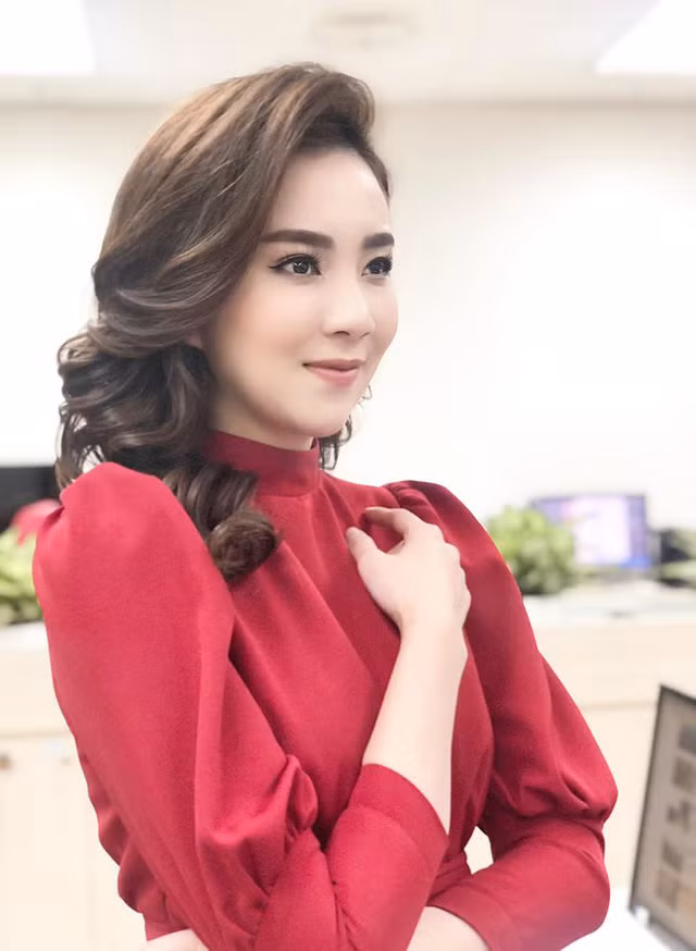 BTV Mai Ngoc bat ngo cat toc ngan de thu xem 