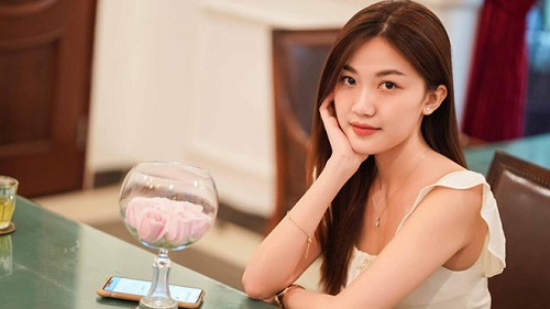 Lương Thanh sinh năm 1996, dù sinh ra trong một gia đình không có truyền thống nghệ thuật nhưng Lương Thanh lại sớm bộc lộ khả năng diễn xuất. Được biết, nữ diễn viên 23 tuổi là thủ khoa đầu vào của trường Đại học Sân khấu – Điện ảnh năm 2014. Từ khi còn là sinh viên, Lương Thanh đã rất nổi tiếng ở trường và trên mạng xã hội bởi gương mặt xinh đẹp cùng body chuẩn người mẫu.