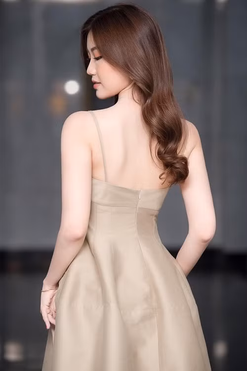 Lương Thanh ngoài đời có lối trang điểm nhẹ nhàng và gu thời trang nhã nhặn.