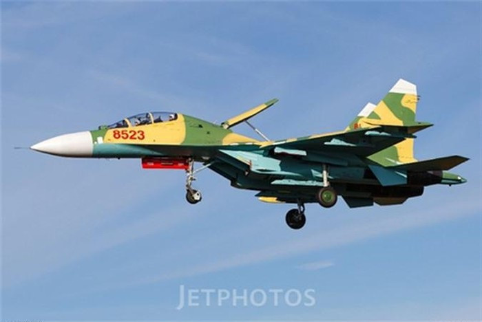 Chiến đấu cơ Su-27UBK số hiệu 8523 khi đó mang màu sơn mới tương tự dòng Su-30MK2 hay những chiếc Su-27SK/UBK được đại tu tại Nhà máy A32 - Cục Kỹ thuật - Quân chủng Phòng không - Không quân tạo ra sự thống nhất cao.