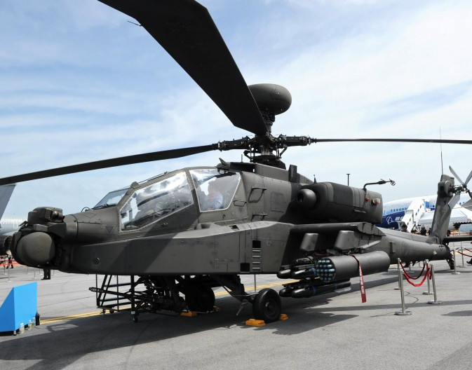 AH-64 có phi hành đoàn 2 người, chiều dài 17,7m đường kính roto 16,4m, chiều cao 4,6m. Trọng lượng rỗng 5,1 tấn, trọng tải cất tối đa 9,5 tấn.