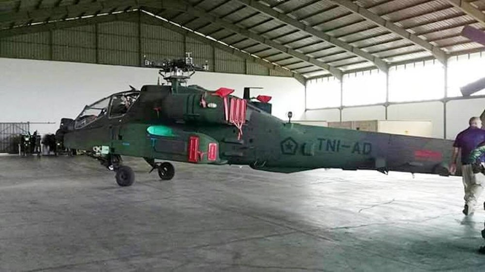 AH-64 trang bị bộ tìm kiếm và chỉ thị mục tiêu TADS (AN/ASQ-170). Hệ thống này bao gồm một camera quang truyền hình, hệ thống tìm kiếm và chỉ thị mục tiêu hồng ngoại FLIR cùng hệ thống máy đo xa laser.