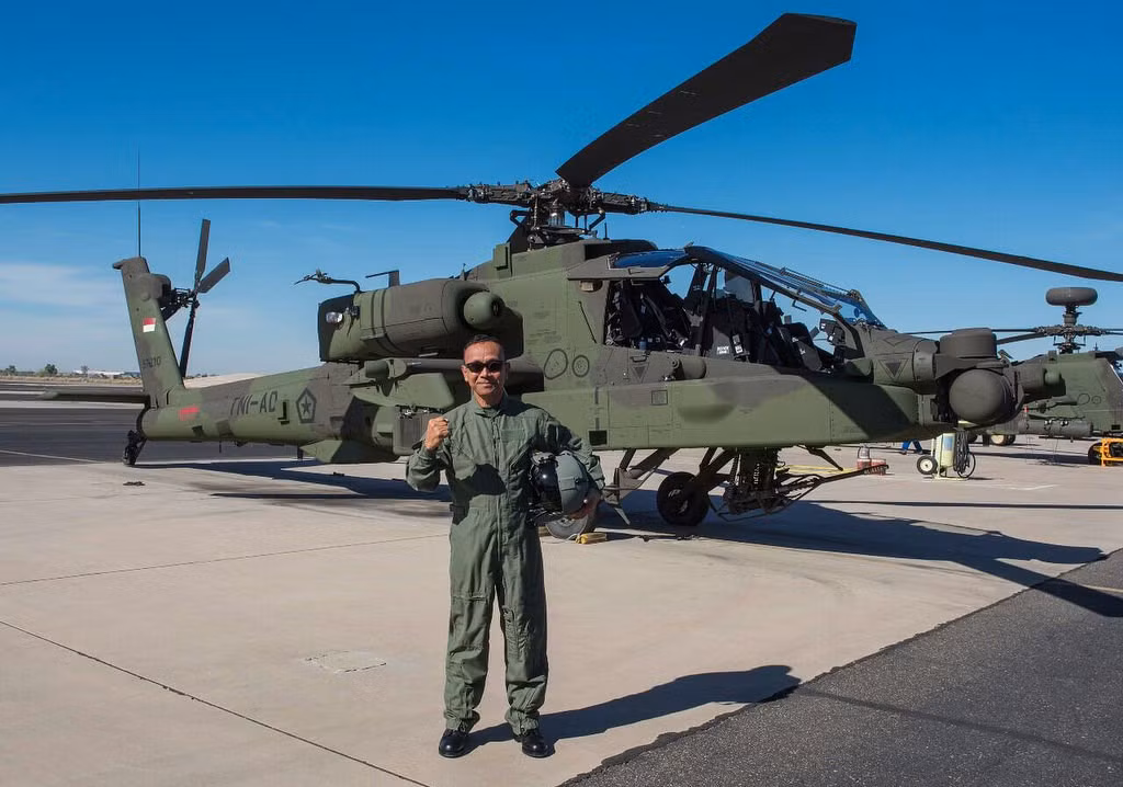 AH-64 được trang bị 2 động cơ turboshaft T700-GE-701D công suất 2.000 mã lực/chiếc. Nhờ công suất này AH-64 có tốc độ tối đa đạt 320km/h, tốc độ hành trình 265km/h.Bán kính tác chiến của AH-64 khoảng 550km, phạm vi hoạt động tối đa 2.100km, trần bay lên tới 6.400m. Đây hiện là dòng trực thăng tấn công tốt nhất thế giới.