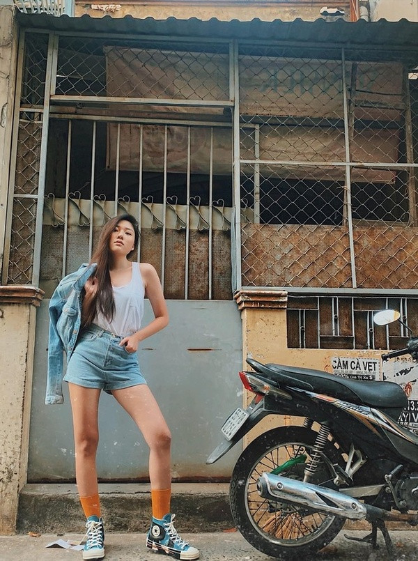 Cô nàng ngày càng xinh đẹp và sành điệu với phong cách thời trang bắt kịp xu hướng.