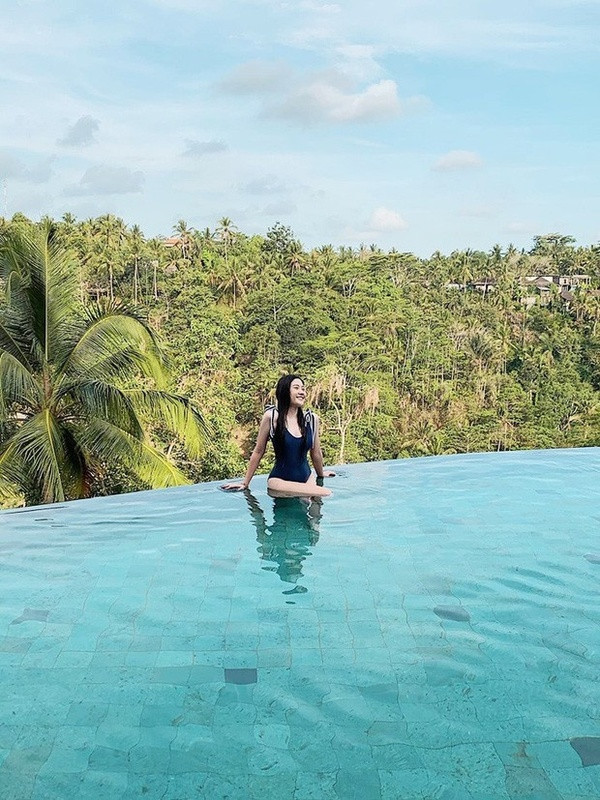 Đồ bơi cũng là trang phục Huỳnh Ân không ngại thể hiện.