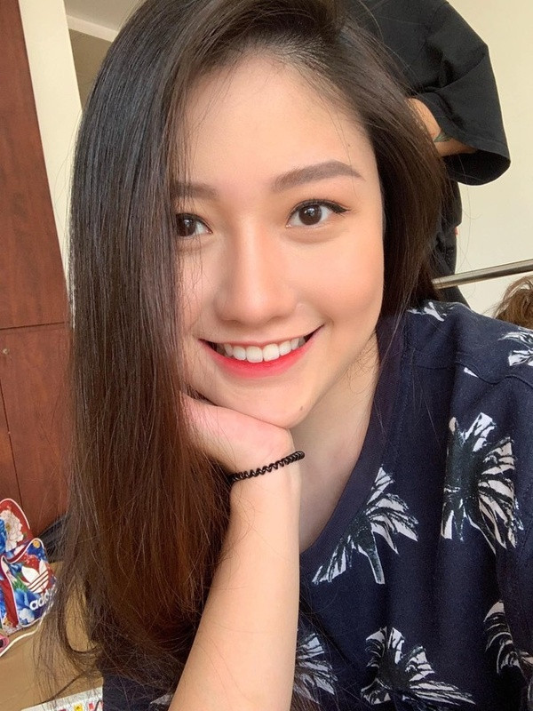 Điểm đặc biệt nhất của Huỳnh Ân có lẽ là nụ cười rạng rỡ, thu hút mọi ánh nhìn.